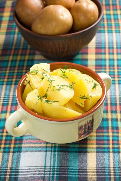 Patatas hervidas con eneldo y mantequilla —  Fotos de Stock