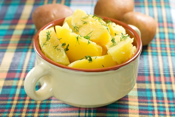 Gekookte aardappelen met dille en boter — Stockfoto