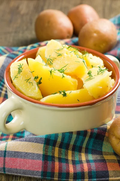 Patatas hervidas con eneldo y mantequilla —  Fotos de Stock