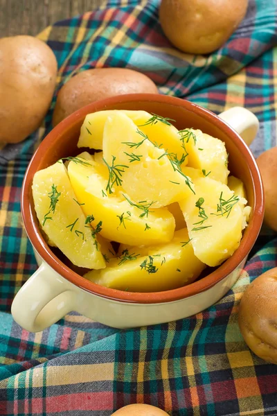 Pommes de terre bouillies à l'aneth et beurre — Photo