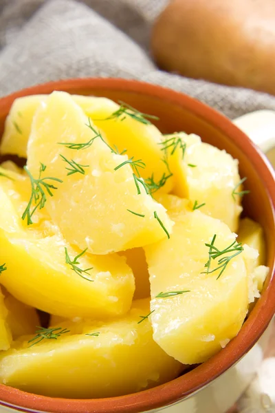 Patatas hervidas con eneldo y mantequilla —  Fotos de Stock