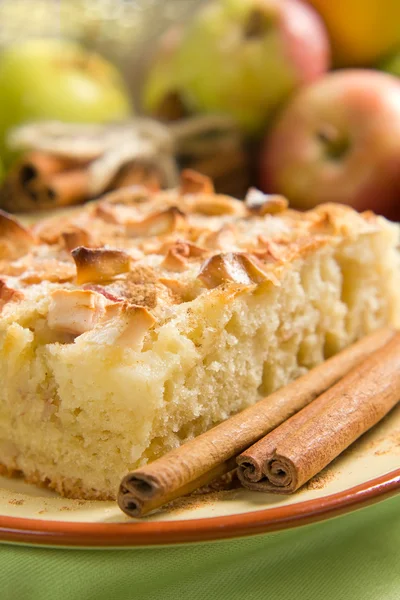 Tarte aux pommes maison à la cannelle — Photo