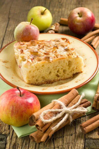 Tarta de manzana casera con canela Fotos de stock libres de derechos