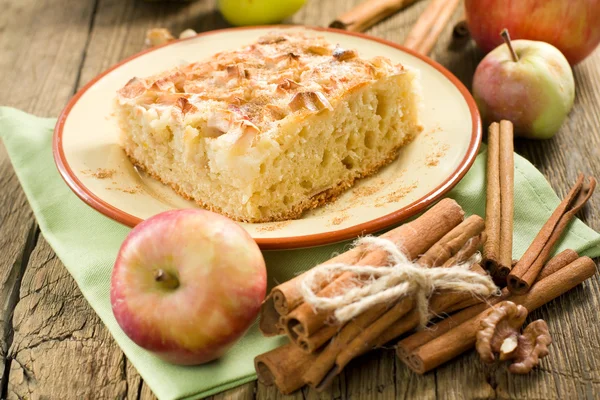 Tarta de manzana casera con canela Fotos de stock libres de derechos