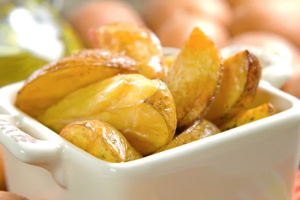 Gebakken aardappelen met peterselie — Stockfoto