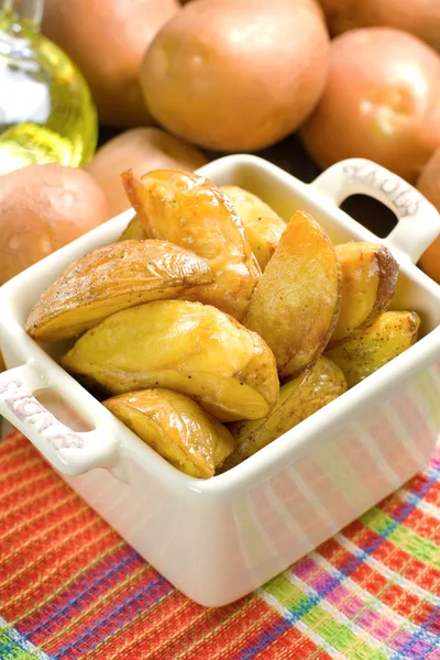 Запеченный картофель с петрушкой — стоковое фото