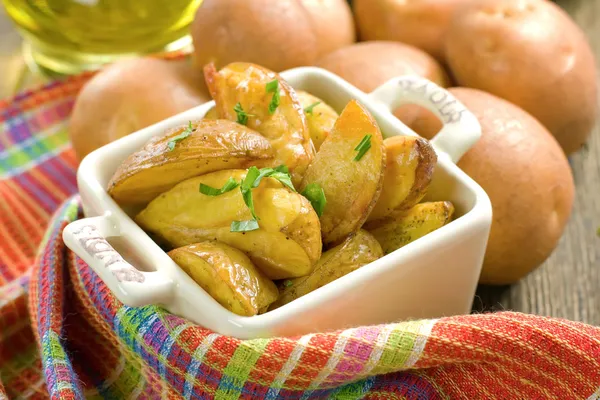 Bakte poteter med persille – stockfoto