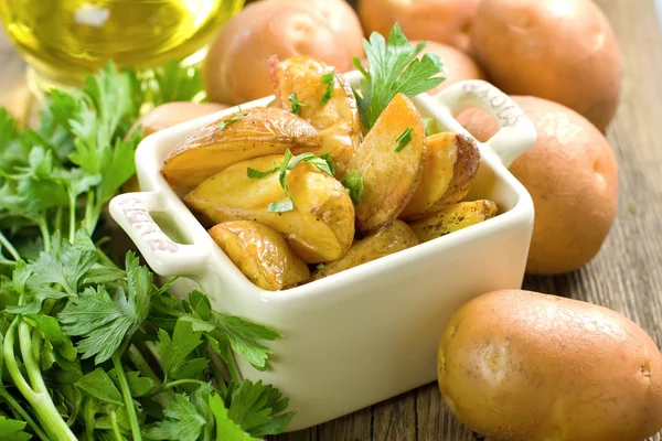 Bakte poteter med persille – stockfoto