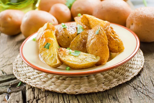 Gebakken aardappelen met peterselie — Stockfoto