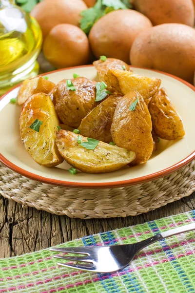 Запеченный картофель с петрушкой — стоковое фото
