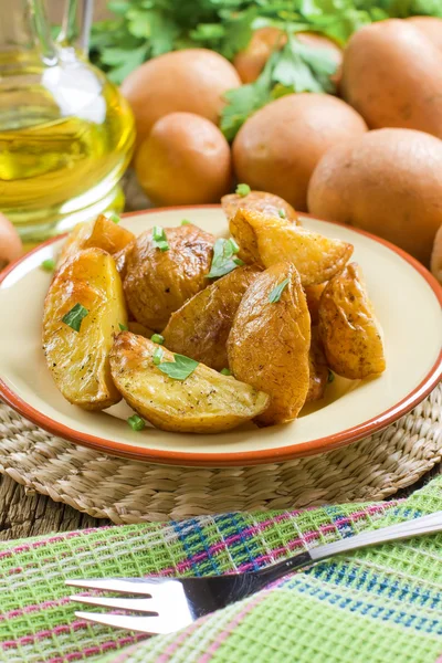 Gebakken aardappelen met peterselie — Stockfoto