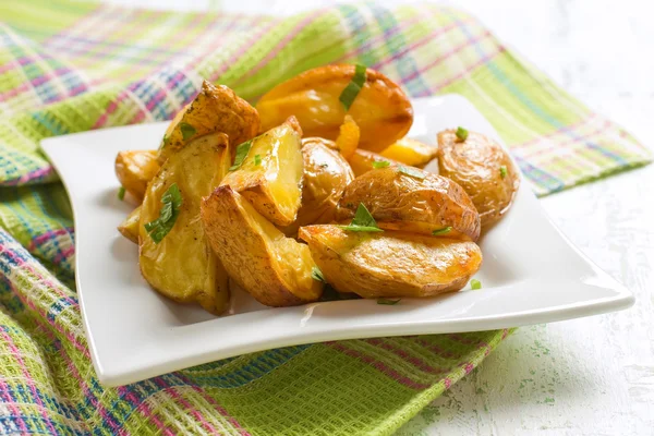 Bakad potatis med persilja — Stockfoto
