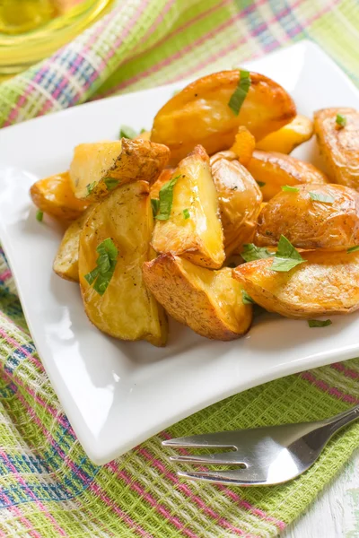 Bakad potatis med persilja — Stockfoto
