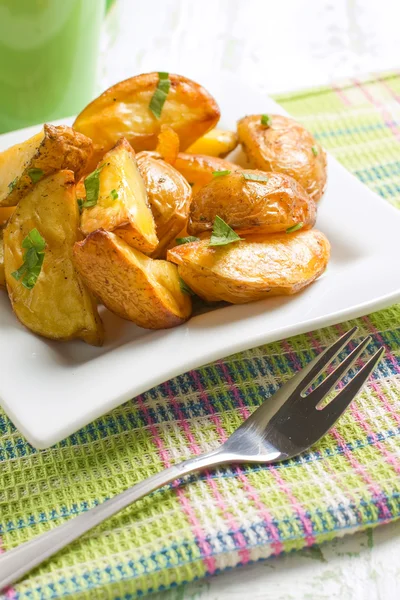 Запечена картопля з петрушкою — стокове фото