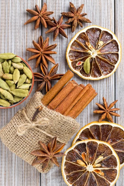 Anise, cinnamon, cloves and cardamom — Stock Photo, Image