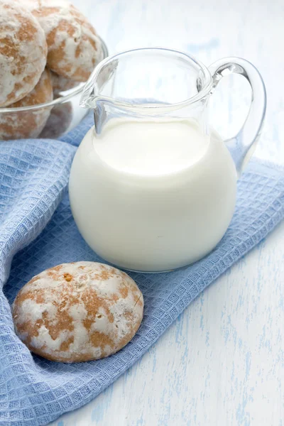 Leche y pan de jengibre — Foto de Stock