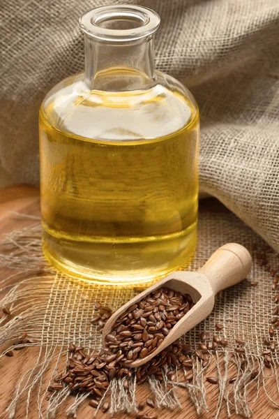 Linseed oil and flax seeds — Stock Photo, Image