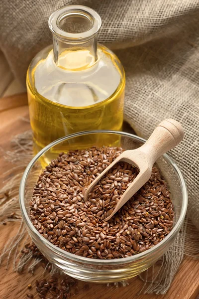 Linseed oil and flax seeds — Stock Photo, Image