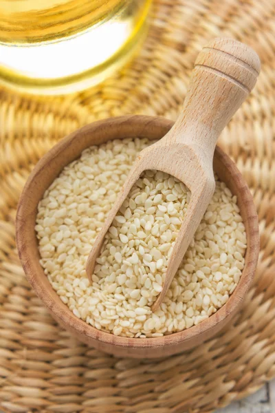 Sesame seeds and oil — Stock Photo, Image