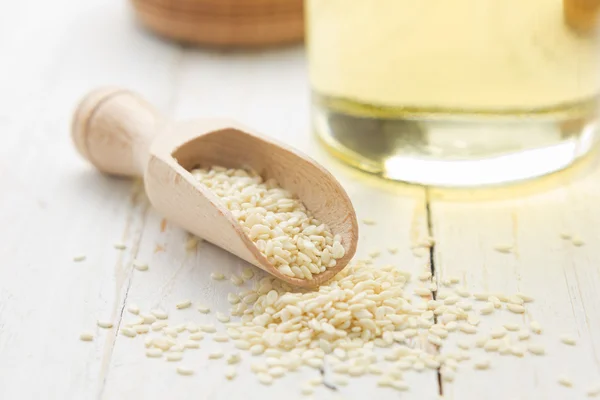 Sesame seeds and oil — Stock Photo, Image