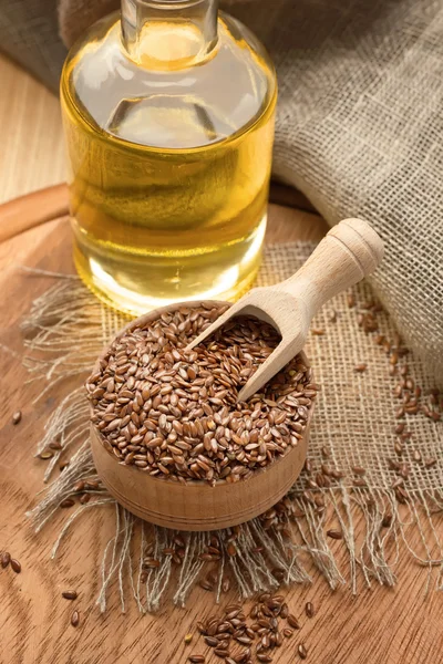 Linseed oil and flax seeds — Stock Photo, Image