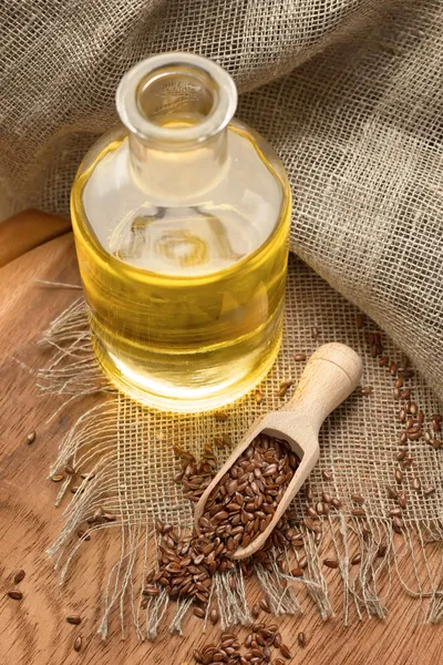 Linseed oil and flax seeds — Stock Photo, Image