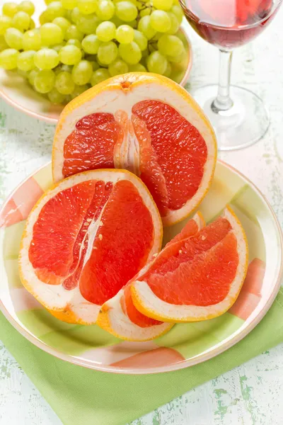 Grapefruit und Trauben — Stockfoto