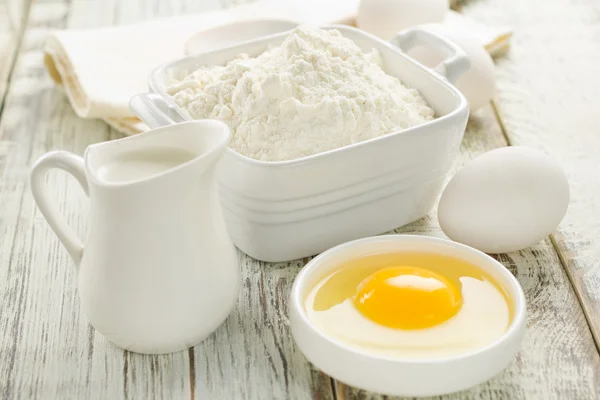 Flour, eggs, milk — Stock Photo, Image