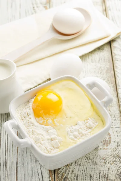 Mąkę, jaja, mleko — Zdjęcie stockowe