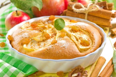 Tarçınlı ev yapımı elmalı turta.