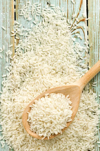 Arroz na colher de madeira — Fotografia de Stock