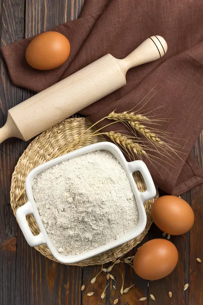 Flour and eggs — Stock Photo, Image