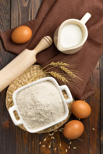 Flour, eggs and milk — Stock Photo, Image