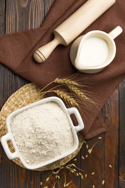 Flour and milk — Stock Photo, Image