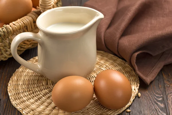 Eier und Milch — Stockfoto