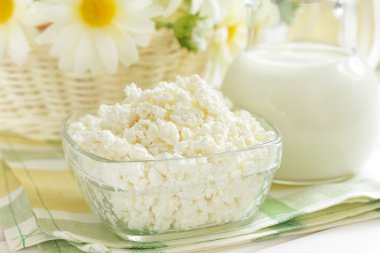 süzme peynir ve süt