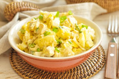 ananas ile tavuk göğsü salatası