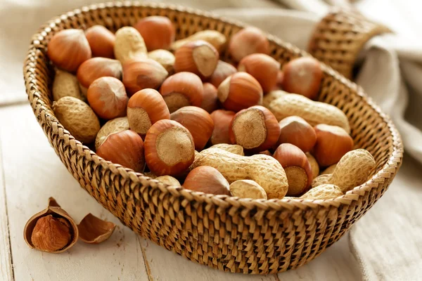 Орешки и арахис — стоковое фото