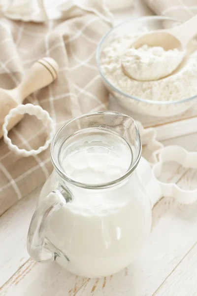 Flour and milk — Stock Photo, Image