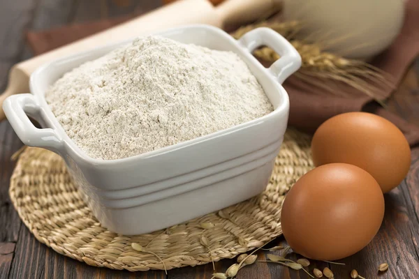 Flour and eggs — Stock Photo, Image