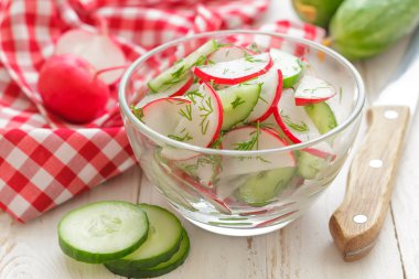 Turp ve salatalıklı taze salata.