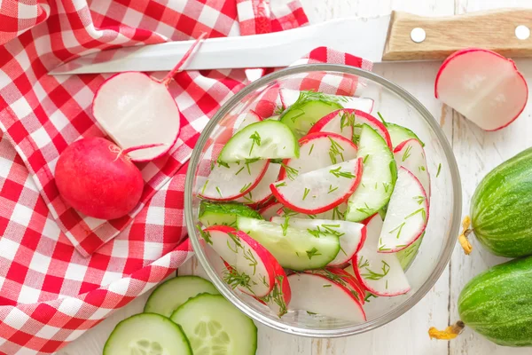 Turp ve salatalıklı taze salata. — Stok fotoğraf