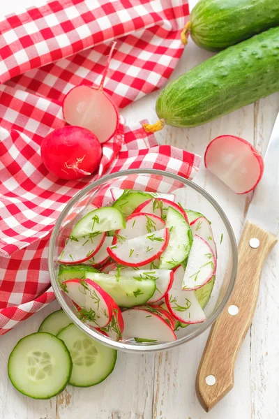 Turp ve salatalıklı taze salata. — Stok fotoğraf