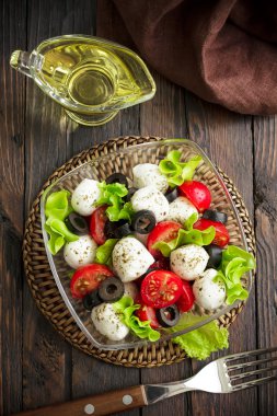Caprese salatası