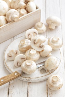 Petrol ve bir tablo üzerinde bir bıçak