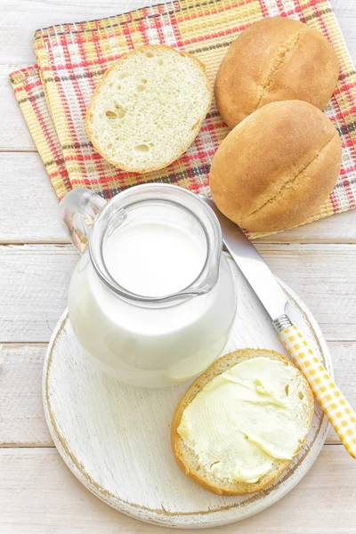 Milch und Brötchen — Stockfoto