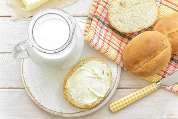 牛奶和面包 — 图库照片
