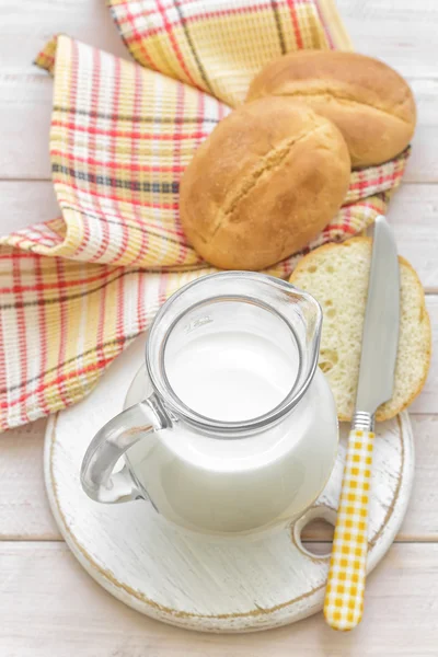 Milk and buns — Stock Photo, Image