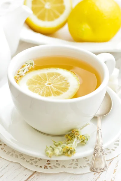Bir bardak limonlu çay. — Stok fotoğraf