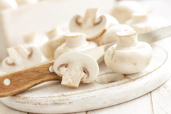 Champignons und ein Messer auf einem Tisch — Stockfoto